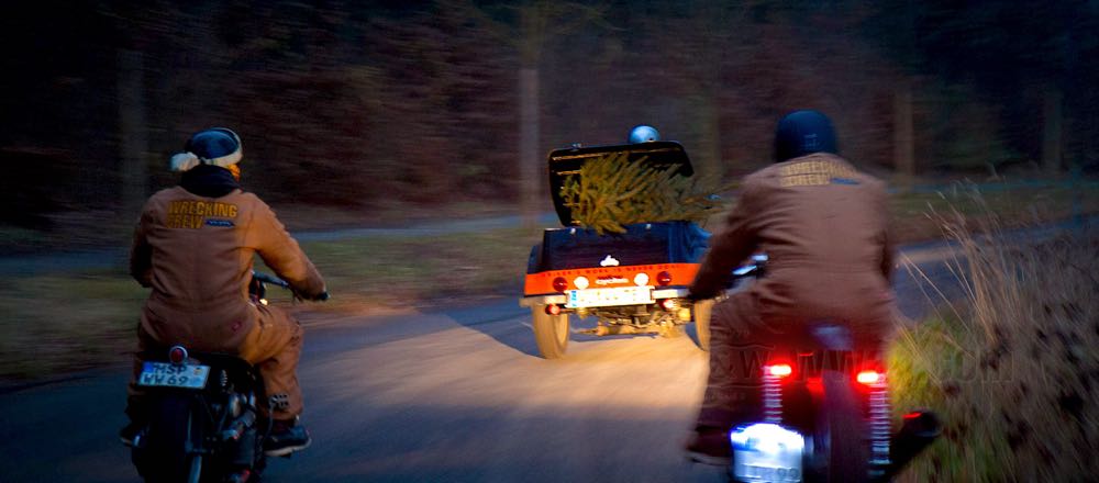 La mamma questo mette sotto l'albero