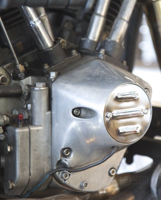 Coperchio accensione »Scanalato«; atto per Big Twin 1970-1998, Softail 1999, Sportster 1971-2020; con fori di montaggio orizzontali; acciaio, cromato; peso lordo: 70 g