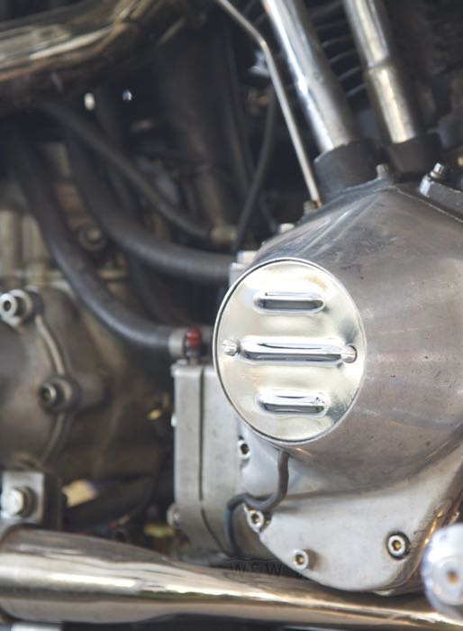 Coperchio accensione »Scanalato«; atto per Big Twin 1970-1998, Softail 1999, Sportster 1971-2020; con fori di montaggio orizzontali; acciaio, cromato; peso lordo: 70 g