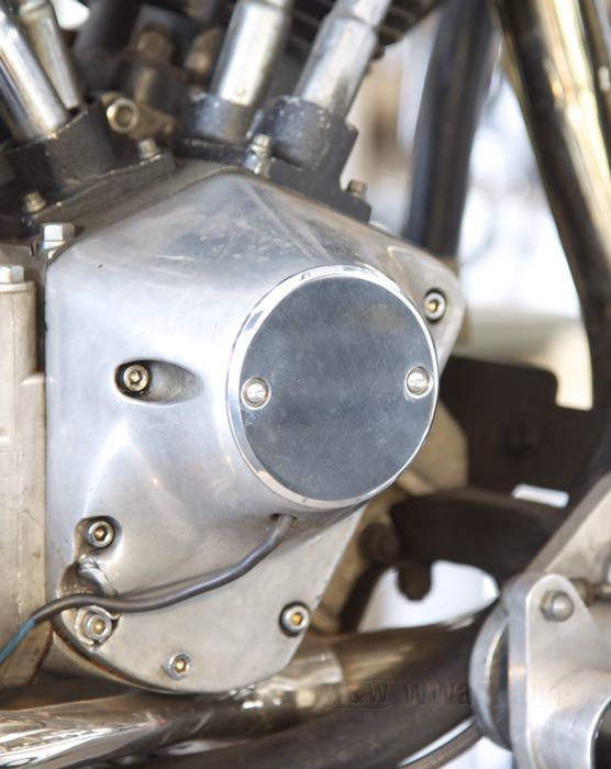 Coperchio accensione »Heavy Duty«; atto per Big Twin 1970-1998, Softail 1999, Sportster 1971-2020; alluminio, lucidato; con viti; peso lordo: 100 g
