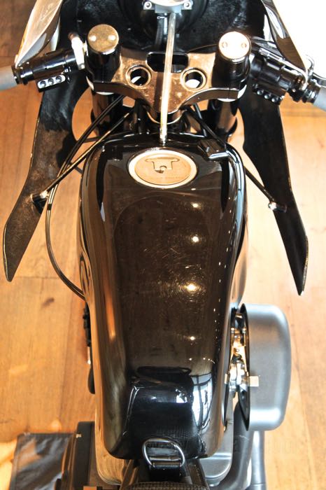 Serbatoio di benzina »Road Race« di Storz; atto per Evolution Sportster 1986-2003; alluminio, naturale; volume: 13 l; con tappo: Aero Style; rubinetto necessario: 3/8” NPT; U.S.A.; peso lordo: 4.6 kg