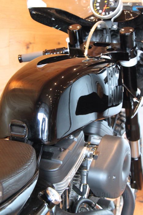 Serbatoio di benzina »Road Race« di Storz; atto per Evolution Sportster 1986-2003; alluminio, naturale; volume: 13 l; con tappo: Aero Style; rubinetto necessario: 3/8” NPT; U.S.A.; peso lordo: 4.6 kg