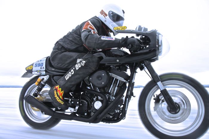 Serbatoio di benzina »Road Race« di Storz; atto per Evolution Sportster 1986-2003; alluminio, naturale; volume: 13 l; con tappo: Aero Style; rubinetto necessario: 3/8” NPT; U.S.A.; peso lordo: 4.6 kg