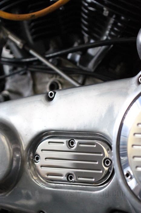 Coperchio ispezione di CPV; atto per modelli FL dal 1965, per quelli FX a 4 marce con comandi avanzati, per Softail e Dyna Wide Glide a partire dal 1984; alluminio billet, lucidato; Europa; peso lordo: 240 g