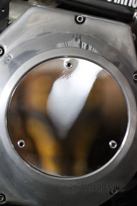 Coperchio frizione »Standard«; atto per Shovelhead e Evo Big Twin 1970-1998; acciaio, cromato, 3 fori; rimpiazza OEM HD 52573-77T; peso lordo: 160 g