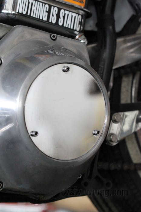 Coperchio frizione »Standard«; atto per Shovelhead e Evo Big Twin 1970-1998; acciaio, cromato, 3 fori; rimpiazza OEM HD 52573-77T; peso lordo: 160 g