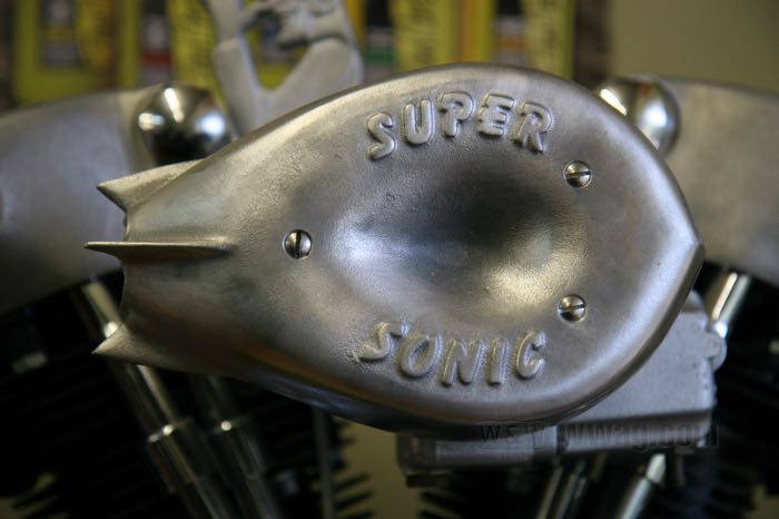 Coperchio carburatore »Super Sonic« di Landström's Foundry; per carburatori Bendix, Keihin a farfalla e S&S Super B; alluminio fuso, come colato; L x A x P: 230 x 140 x 55 mm; con piastra base; U.S.A.; peso lordo: 1 kg