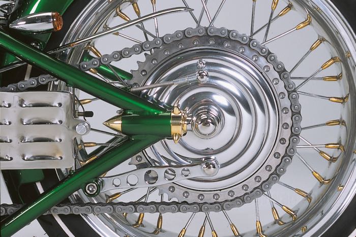 Freno de Kustom Tech; apropiado para bujes con brida 1973-1999; acero / aluminio macizo, cromado, con estrías cromadas; líquido de freno preciso: DOT 3, 4 o 5; peso bruto: 9.4 kg