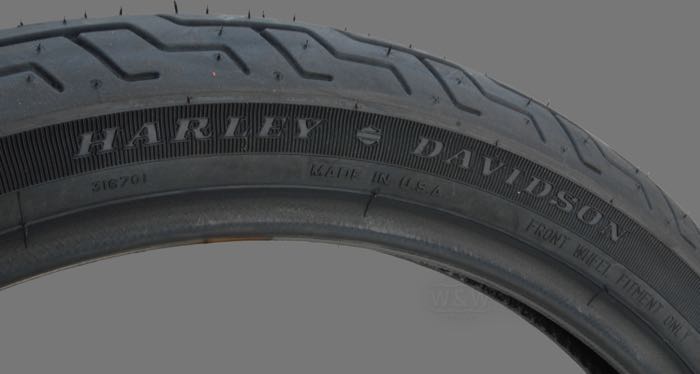 Pneu »D402 Touring Elite« de Dunlop; caoutchouc / acier, avec logo HD; position: avant; MH90-21 54H; pour utilisation sans chambre; remplace OEM HD 43104-93A; homologué ECE R75, homologué DOT; poids brut: 4 kg