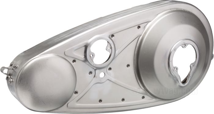 Cache primaire extérieur de The Cyclery; adaptable à modèles V 1930-1935; tôle d'acier, naturel; Hauteur extérieure de la cloche du pignon moteur (A): 73 mm; Hauteur intérieure de la cloche de l'embrayage (B): 102 mm; Hauteur extérieure de la cloche de l'embrayage (C): 105 mm; avec deux caches d'inspection; remplace OEM HD 3801-30; poids brut: 2.7 kg
