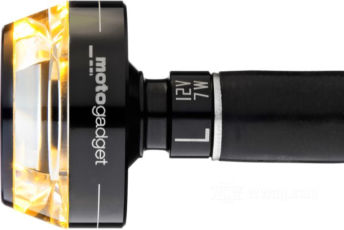 Clignotant »mo.blaze Disc« de motogadget; gauche; alu billet / verre, anodisé noir; longueur: 19.5 mm; Ø 35 mm; poids net: 40 g; cabochon: clair; 12 V; 7 W; avec LED; avec Fils électriques 100 cm et des petites pièces; homologué E1; Allemagne; poids brut: 107 g