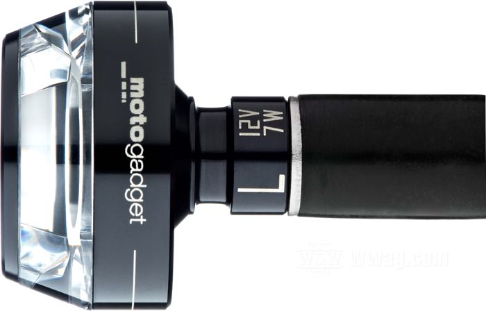 Clignotant »mo.blaze Disc« de motogadget; gauche; alu billet / verre, anodisé noir; longueur: 19.5 mm; Ø 35 mm; poids net: 40 g; cabochon: clair; 12 V; 7 W; avec LED; avec Fils électriques 100 cm et des petites pièces; homologué E1; Allemagne; poids brut: 107 g