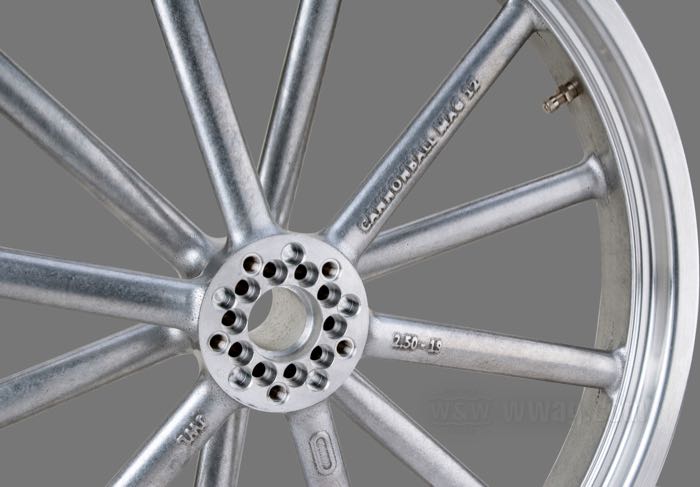 Rueda »MAG-12« de Cannonball; aluminio fundido, pulido por tambor; 2.5x19 ”; válvola de metal central; certificado, homologado JWL (JASO); Alemania; peso bruto: 7.06 kg