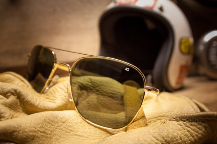 Sunglasses »Original Pilot« by AO; metal, gold-plated; lens material: mineral glass; lens color/type: true color grey; lens width: 52 mm; with protection case; USA; gross weight: 101 g
