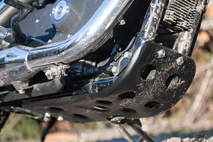 Plateau de protection carter-moteur »Baja Heavy Duty « de LeBeeF; adaptable à Sportster 2004-2020; acier, noir, finition époxy / vermiculé; longueur x largeur: 55 x 19.5 cm; avec nécessaire de montage; Suède; poids brut: 950 g