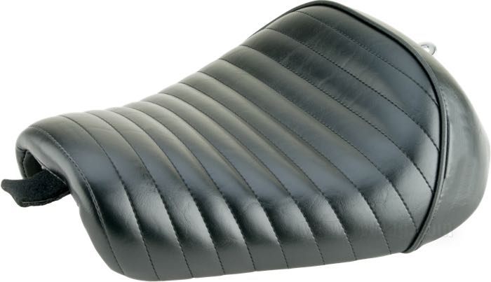Selle mono »Bare Bones Pleated« de Le Pera; adaptable à Sportster 2010-2020; avec réservoir 2.1 gal (7.9l); simili cuir, noir; longueur x largeur: 40 x 31 cm; USA; poids brut: 2.78 kg