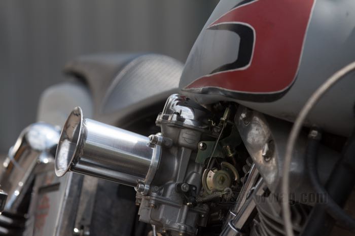 Coperchio superiore »Crown« di Fork; atto per carburetori Keihin CV 1988→; alluminio, lucidato; altezza: 35 mm; per carburatori CV; Giappone; peso lordo: 150 g