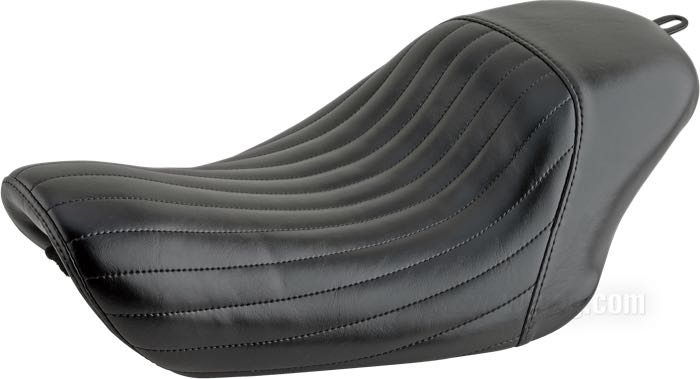Selle mono »Bare Bones Rockin’ Pleats« de Le Pera; adaptable à Sportster 2007-2009; avec réservoir 3.3 gal (12.5l); simili cuir, noir; longueur x largeur: 55 x 31 cm; USA; poids brut: 3.54 kg