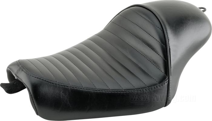 Monosella »Stubs Café« di Le Pera; atto per Sportster 2004→; con serbatoio 3.3 e 4.5 gal (17l); similpelle, nero; lunghezza x larghezza: 50 x 31 cm; peso netto: 2780 g; U.S.A.; peso lordo: 3.52 kg