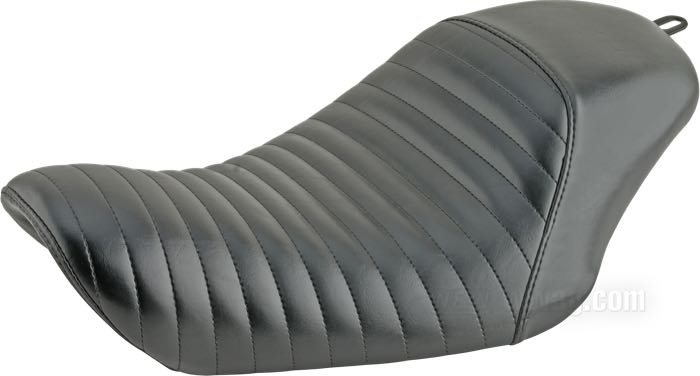 Selle mono »Bare Bones Pleated« de Le Pera; adaptable à Sportster 2007-2009; avec réservoir 3.3 gal (12.5l); simili cuir, noir; longueur x largeur: 55 x 31 cm; USA; poids brut: 3.53 kg