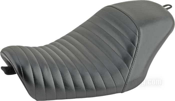 Selle mono »Bare Bones Pleated« de Le Pera; adaptable à Sportster 2007-2009; avec réservoir 4.5 gal (17l); simili cuir, noir; longueur x largeur: 51 x 32 cm; USA; poids brut: 3.48 kg