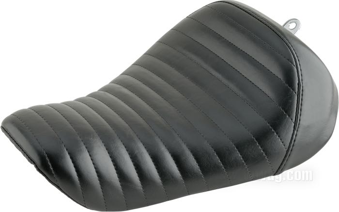 Selle mono »Bare Bones Pleated« de Le Pera; adaptable à Sportster 2004-2006 et 2010-2020; avec réservoir 3.3 gal (12.5l); simili cuir, noir, avec coutures de biais; longueur x largeur: 40 x 31 cm; USA; poids brut: 3.04 kg