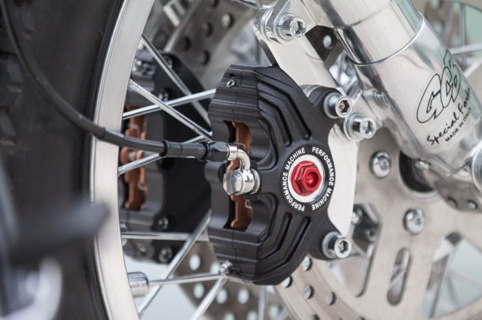 Brake caliper »Vintage« by Performance Machine; cast aluminum, black OPS, mounting holes ctr to ctr: 89 mm; L x W x H: 140 x 70 x 75 mm; position: front and rear; piston Ø: 1-1/4” (31.75 mm); required brake fluid: DOT 4 or 5; with Shims; USA; gross weight: 1.09 kg