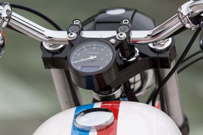 Multifunktions-Instrument »Chronoclassic« von motogadget; Aluminium, schwarz, eloxiert; Ø 80 mm; →8 (x1000) RPM; 12 V; mit Reed Sensor; mit KBA/ABE-Prüfzeichen; Deutschland; Bruttogewicht: 400 g