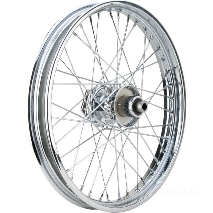 Speichenrad vorne; passend für FXWG 1984-1986, Dyna FXDWG 1993-1999, Softail FXST/C 1984-1999, Softail FXSTS/B Late 1988-1999; breite Vorderradnabe Typ FXWG/FXST 1984-99; Nabenfinish: verchromt; Ø Zentrierbund: 50 mm; Einzelflansch 5/16” Bohrungen; Profil: Tiefbett; Felgenfinish: verchromt; 2.15x21 ”; Speichen: Stahl verchromt; passende Radachse Ø: 3/4 ”; Metallventil mittig; ersetzt OEM HD 43671-84; Bruttogewicht: 10.4 kg