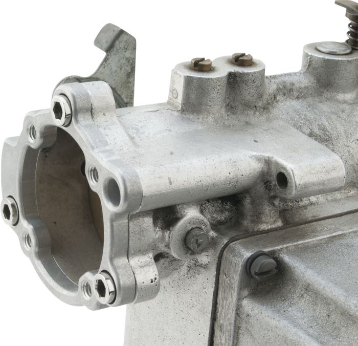 Adattatore di Bates; per Coperchi di carburatori Linkert su S&S L-Series; alluminio, finitura a macchina; spessore: 11 mm; Germania; peso lordo: 23 g