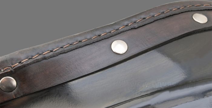 Monosella; atto per Modello K; vacchetta / acciaio, marrone scuro; lunghezza x larghezza: 410 x 350 mm; distanza delle molle o perni di fissaggio: 170 mm; filettatura dei bulloni di fissaggio: 5/16”-24; rimpiazza OEM HD 52010-52; Europa; peso lordo: 2.56 kg