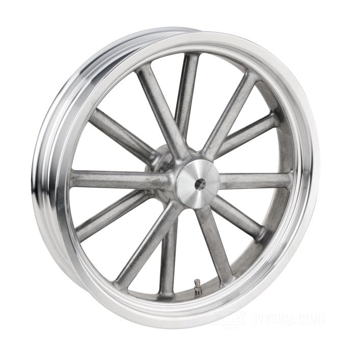Ruota »MAG-12« di Cannonball; atto per Big Twin OHV 1936-1966 davanti e 1936-1957 dietro, Big Twin SV 1937→ davanti e dietro, W(L) 1937-1952 dietro; alluminio fuso, burattato; mozzo tipo 1936-66 adattato per freno a tamburo meccanico; 3x16 ”; perno ruota adatto Ø: 17 mm; valvola di metallo centrale; certificato, omologato JWL (JASO); Germania; peso lordo: 7.5 kg