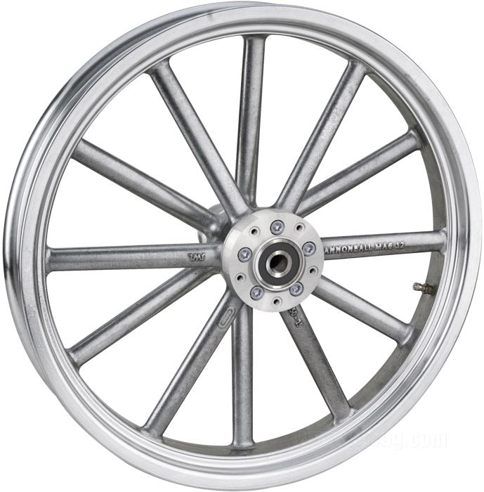 Ruota anteriore »MAG-12« di Cannonball; alluminio fuso, burattato; mozzo anteriore adattato, tipo FLST 1988-06; Ø collare centraggio: 56 mm; flangia singola, filettature di 5/16”-18; 2.5x19 ”; perno ruota adatto Ø: 3/4 ”; valvola di metallo centrale; certificato, omologato JWL (JASO); Germania; peso lordo: 8.82 kg