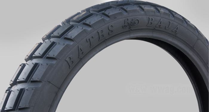Pneumatico »Baja 90« di Bates; gomma / acciaio; Punto installazione: anteriore o posteriore; 100/90-19 57T; per uso senza camera; cerchi permessi min-mass: 1.85 - 2.75; omologato ECE R75, omologato DOT; Germania; peso lordo: 4.99 kg; peso volumico per la spedizione: 8.98 kg