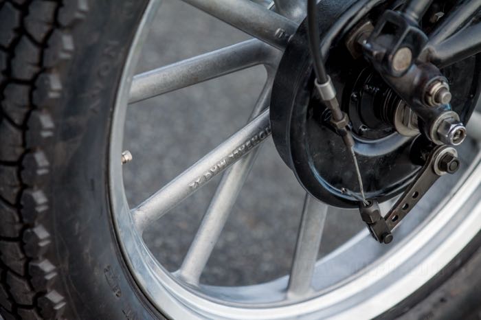 Ruota »MAG-12« di Cannonball; atto per Big Twin OHV 1936-1966 davanti e 1936-1957 dietro, Big Twin SV 1937→ davanti e dietro, W(L) 1937-1952 dietro; alluminio fuso, burattato; mozzo tipo 1936-66 adattato per freno a tamburo meccanico; 2.5x19 ”; perno ruota adatto Ø: 17 mm; valvola di metallo centrale; certificato, omologato JWL (JASO); Germania; peso lordo: 7.5 kg