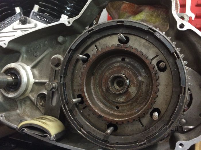 Reibscheibe von Barnett; passend für Sportster 1971-early 1984; außen; Stahl / Faserverbundwerkstoff, mit Aramid-Reibbelag; ersetzt OEM HD 37987-71; Bruttogewicht: 50 g