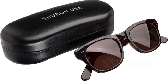Lunettes de soleil »Sidewinder« de Shuron; métal / plastique / uréthane, imitation caret; matériel des verres: Trivex; couleur/type des verres: marron; largeur des verres G: 50 mm; mesure en travers du nez N: 22 mm; avec étui de protection; USA; poids brut: 246 g