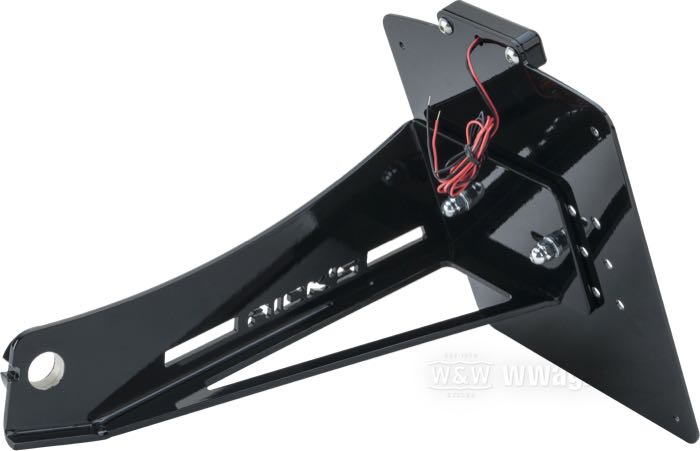 Nummernschildhalter seitlich von Rick’s; passend für Softail 2000-2007; Edelstahl, schwarz, kunststoffbeschichtet; Breite x Höhe: 180 x 200 mm; 12 V; mit Kennzeichenbeleuchtung; mit Befestigungsteilen; mit KBA/ABE-Prüfzeichen; Deutschland; Bruttogewicht: 1.92 kg