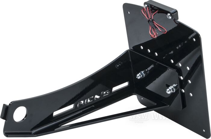 Nummernschildhalter seitlich von Rick’s; passend für Softail 2008-2017 (außer Rocker und Breakout); Edelstahl, schwarz, kunststoffbeschichtet; Breite x Höhe: 180 x 200 mm; 12 V; mit Kennzeichenbeleuchtung; mit Befestigungsteilen; mit KBA/ABE-Prüfzeichen; Deutschland; Bruttogewicht: 1.91 kg