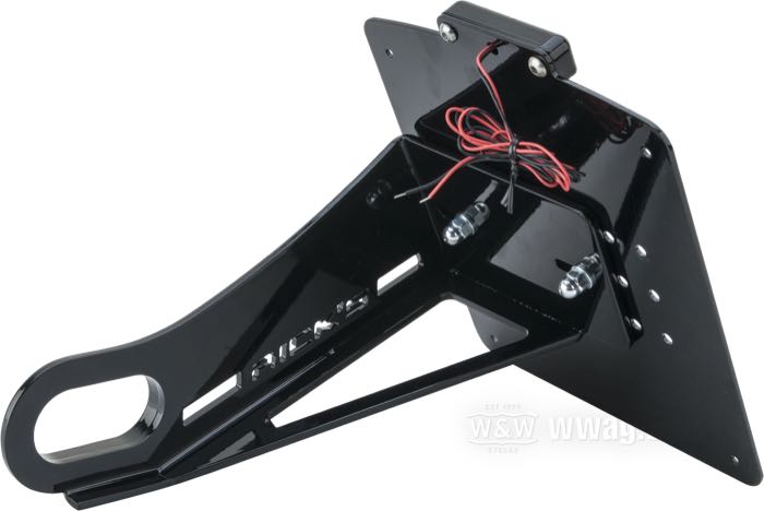 Nummernschildhalter seitlich von Rick’s; passend für Softail Rocker und Breakout →2017; Edelstahl, schwarz, kunststoffbeschichtet; Breite x Höhe: 180 x 200 mm; 12 V; mit Kennzeichenbeleuchtung; mit Befestigungsteilen; mit KBA/ABE-Prüfzeichen; Deutschland; Bruttogewicht: 2.04 kg