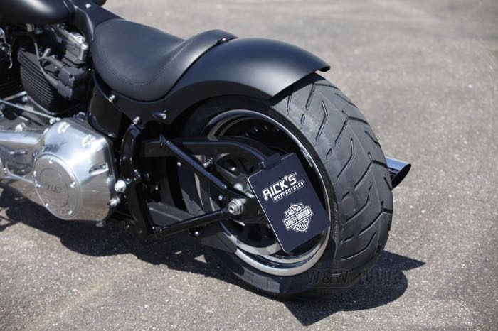Nummernschildhalter seitlich von Rick’s; passend für Softail 2008-2017 (außer Rocker und Breakout); Edelstahl, schwarz, kunststoffbeschichtet; Breite x Höhe: 180 x 200 mm; 12 V; mit Kennzeichenbeleuchtung; mit Befestigungsteilen; mit KBA/ABE-Prüfzeichen; Deutschland; Bruttogewicht: 1.91 kg