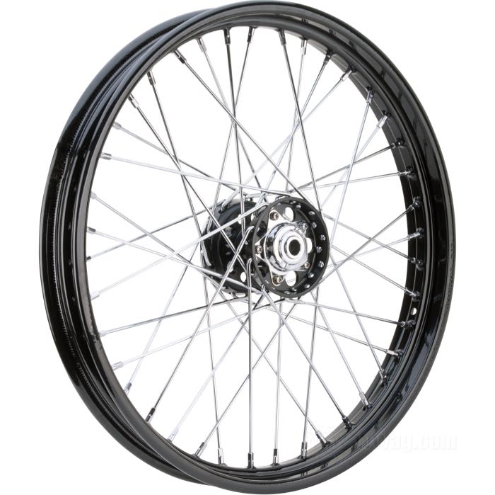 Rueda de radios de Bates; apropiado para E(L)/F(LH) 1936-1966, U(LH) 1937-1948 trasera y delantera, W(L) 1937-1952 solo trasera; acero; buje Star con rodamientos de rodillos cónicos; acabado buje: negro recubierto(a) en epoxy; perfil: base profunda; acabado llanta: negro recubierto(a) en epoxy; 2.15x21 ”; radios: acero cromado; Ø del eje: 17.5 mm; válvola de metal central; peso bruto: 9.54 kg