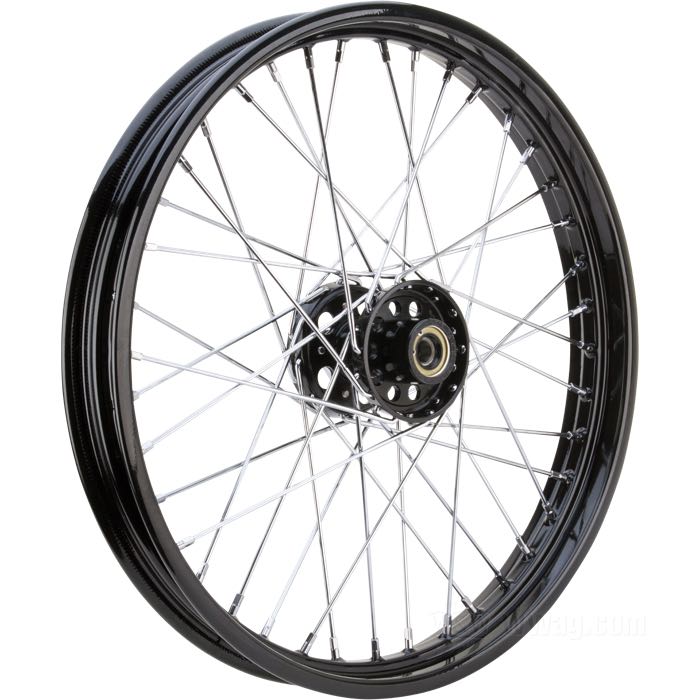 Rueda de radios de Bates; apropiado para E(L)/F(LH) 1936-1966, U(LH) 1937-1948 trasera y delantera, W(L) 1937-1952 solo trasera; acero; buje Star con rodamientos de rodillos cónicos; acabado buje: negro recubierto(a) en epoxy; perfil: base profunda; acabado llanta: negro recubierto(a) en epoxy; 2.15x21 ”; radios: acero cromado; Ø del eje: 17.5 mm; válvola de metal central; peso bruto: 9.54 kg