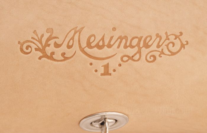 Werkzeugbox »Mesinger«; passend für Einzylinder 1926-1930; Metall / Rindleder; L x B x T: 19 x 10 x 7 cm; ersetzt OEM HD 3453-26; Tschechien; HINWEIS: passt mit geringen Modifikationen an die meisten Starrrahmen-Modelle; Bruttogewicht: 510 g