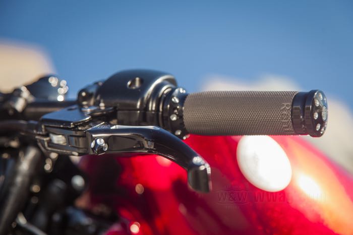 Jeu de poignées »Tracker« de Roland Sands Design; adaptable à modèles 1974→ (sauf Touring 2008→, Softail 2016→); alu billet / caoutchouc, Contrast Cut; Longueur (L) selon dessin: 126 mm; Ø int. gauche nominal: 1 ”; Ø int. droit nominal: 1 ”; USA; poids brut: 357 g