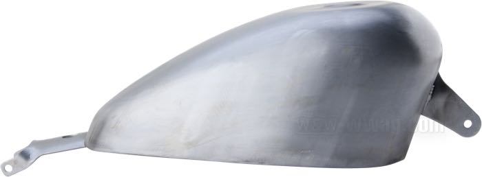 Serbatoio di benzina »SportyEight 07-20 2.1 gal«; atto per Sportster 2007-2020; acciaio; volume: 8 l; tappo necessario: screw-in 1983→; rubinetto necessario: no - con apertura per pompa benzina; rubinetto necessario: no - con apertura per pompa benzina; rimpiazza OEM HD 61348-07; peso lordo: 3.85 kg