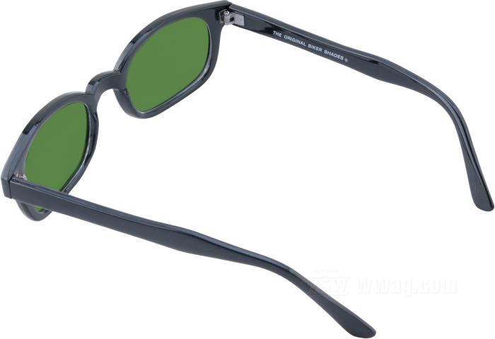 Sonnenbrille von Original KD’s; Polycarbonat; Breite: 132 mm; Material der Gläser: Polycarbonat; Farbe/Typ der Gläser: dunkelgrün; Breite der Gläser G: 47.5 mm; mit Stoffetui; Bruttogewicht: 31 g