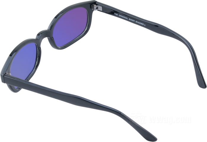 Sonnenbrille von Original KD’s; Polycarbonat; Breite: 132 mm; Material der Gläser: Polycarbonat; Farbe/Typ der Gläser: bunt verspiegelt; Breite der Gläser G: 47.5 mm; mit Stoffetui; Bruttogewicht: 31 g