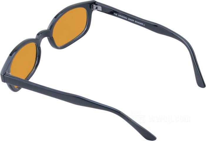Sonnenbrille von Original KD’s; Polycarbonat; Breite: 132 mm; Material der Gläser: Polycarbonat; Farbe/Typ der Gläser: orange; Breite der Gläser G: 47.5 mm; mit Stoffetui; Bruttogewicht: 31 g