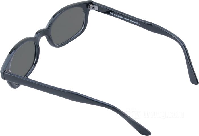 Sonnenbrille von Original KD’s; Polycarbonat; Breite: 132 mm; Material der Gläser: Polycarbonat; Farbe/Typ der Gläser: polarisierend / grau; Breite der Gläser G: 47.5 mm; mit Stoffetui; Bruttogewicht: 29 g